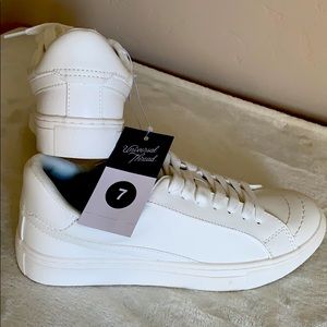 Universally Thread Britton Sneakers